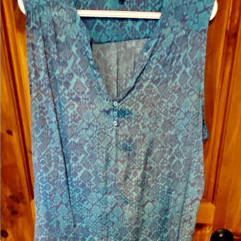 2x sleeves less blouse